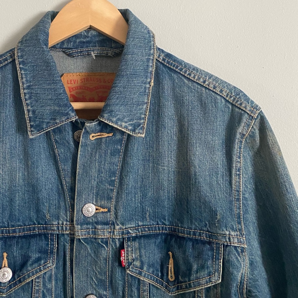 Levi’s distressed stone wash denim jean jacket Medium